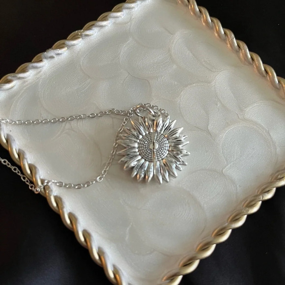 “You Are My Sunshine” Women’s Sunflower Pendant Necklace NWOT - Picture 2 of 4